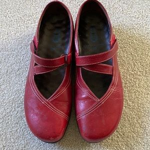 Walking leather shoes with adjustable velcro closure